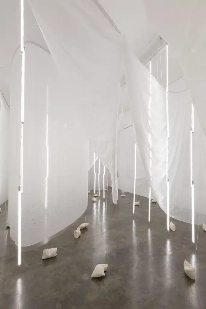 Faço tudo para não fazer nada, última individual de Carlito Carvalhosa na galeria Nara Roesler