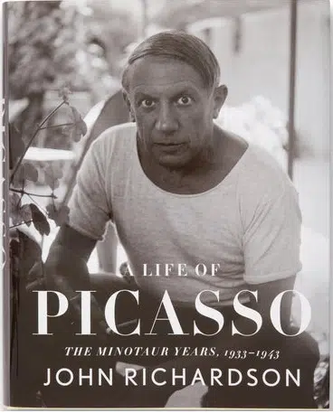 Capa do livro Life of Picasso, the Minotaur Years, 1933 a 1943, por John Richardson, que traz na capa a imagem de Pablo Picasso agachado, vestindo uma camiseta branca e calças pretas, olhando para a câmera