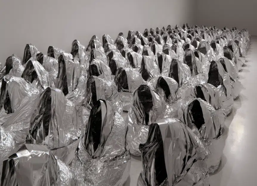 Vista da instalação. Kader Attia: On Silence. Imagem cortesia do artista e Mathaf: Arab Museum of Modern Art, Doha.