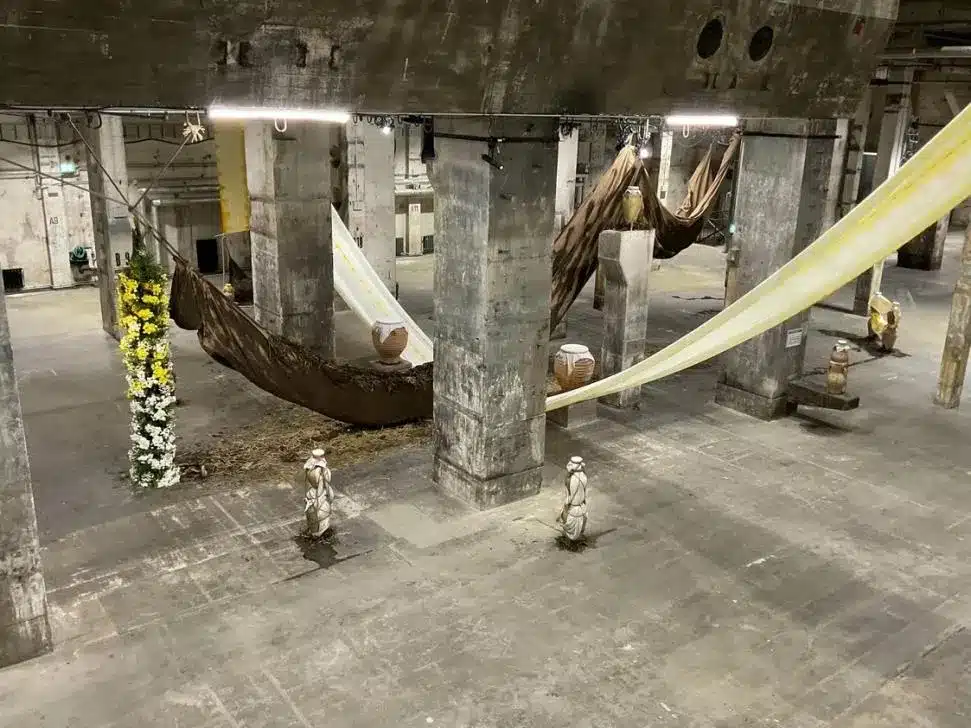 Vista da instalação Unnamed Entities. Daniel Lie, 2022.