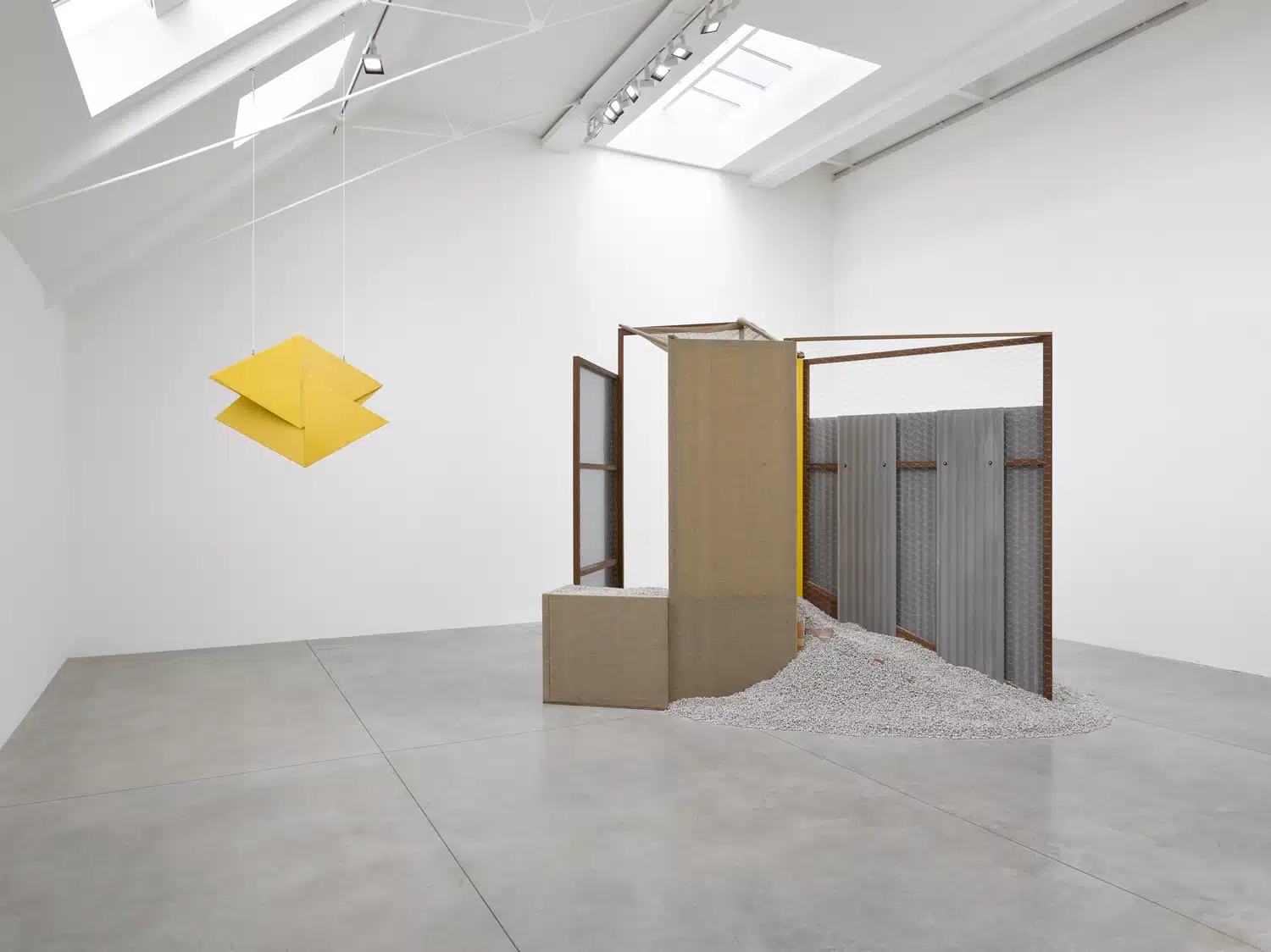 Na foto estão duas obras de Oiticia: Um Relevo Espacial de 1959-60 e o Penetrável "Nas Quebradas" de 1979.