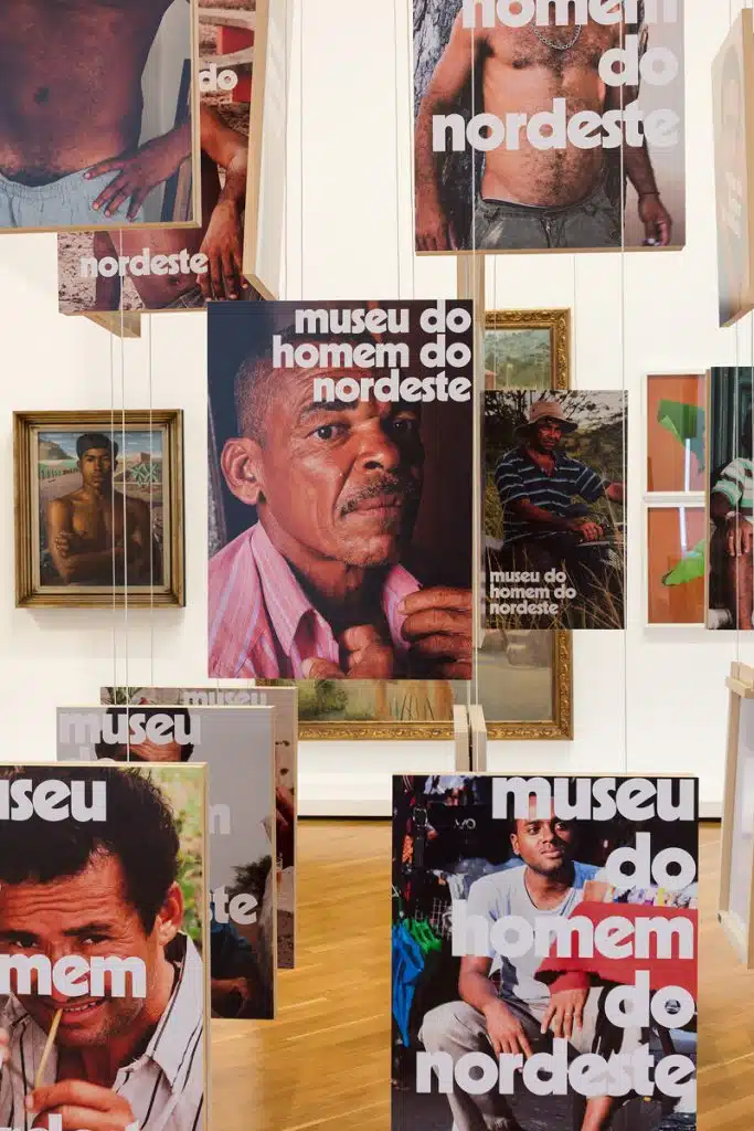 Cartazes para o Museu do Homem do Nordeste, de Jonathas de Andrade, na coleção Pinacoteca