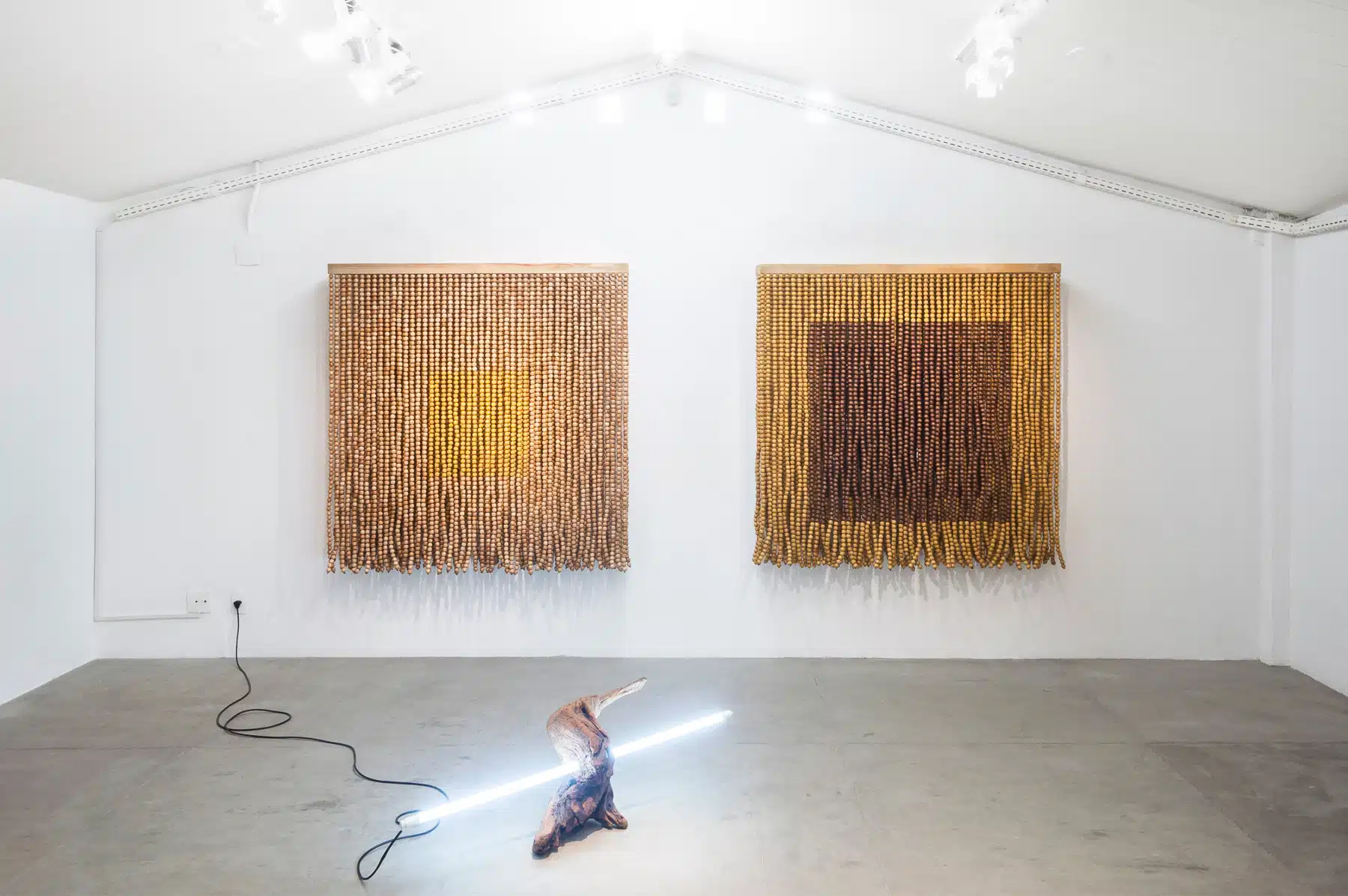 Nas paredes, obras da serie Alpendre, de 2020. No chão, obra Albor, de 2016. Ambas de Mano Penalva (Foto: Ana Pigosso)