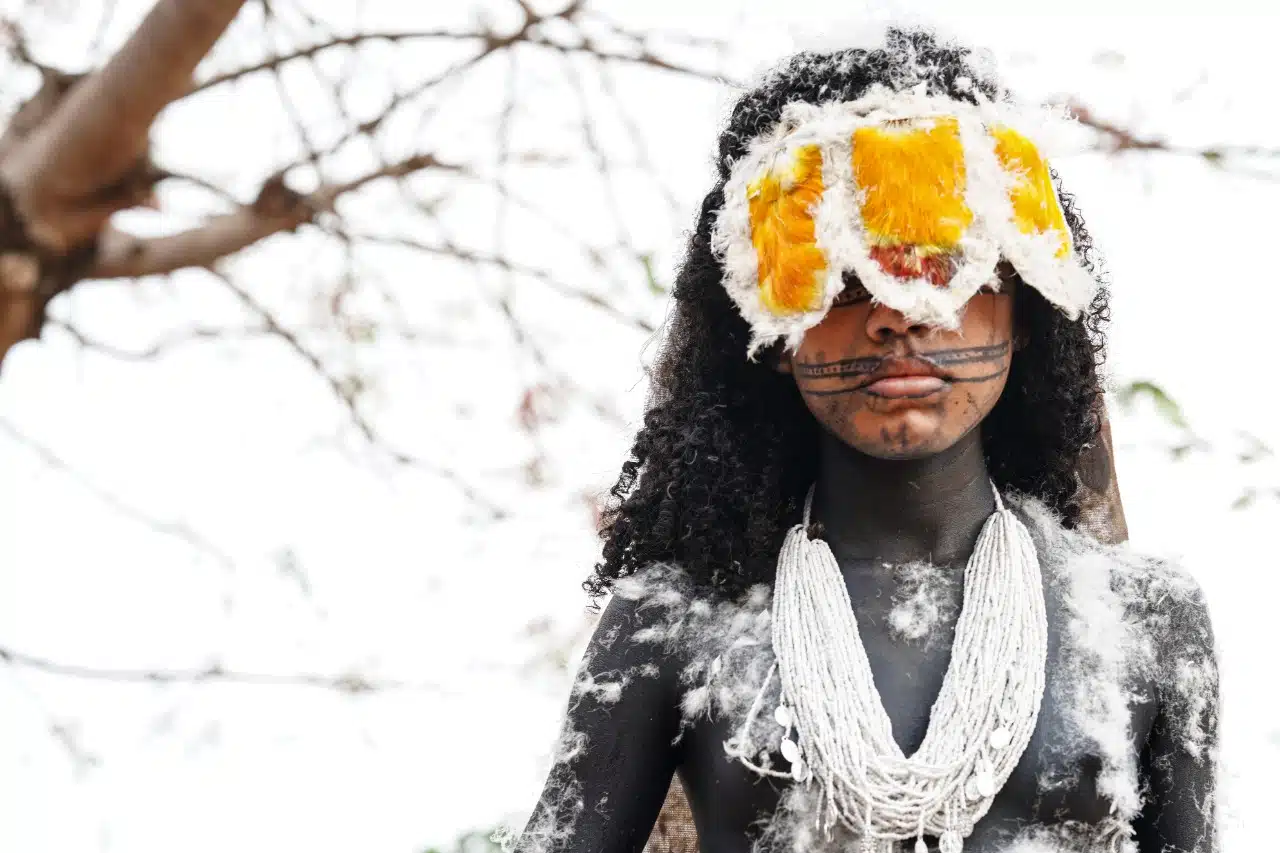 Fotografia do ritual "Festa da Menina-Moça" de Maxence Loyer.