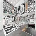Vista da Instalação Barbara Kruger: Thinking of You. I Mean Me. I Mean You. I Mean You, de Barbara Kruger no MoMA.