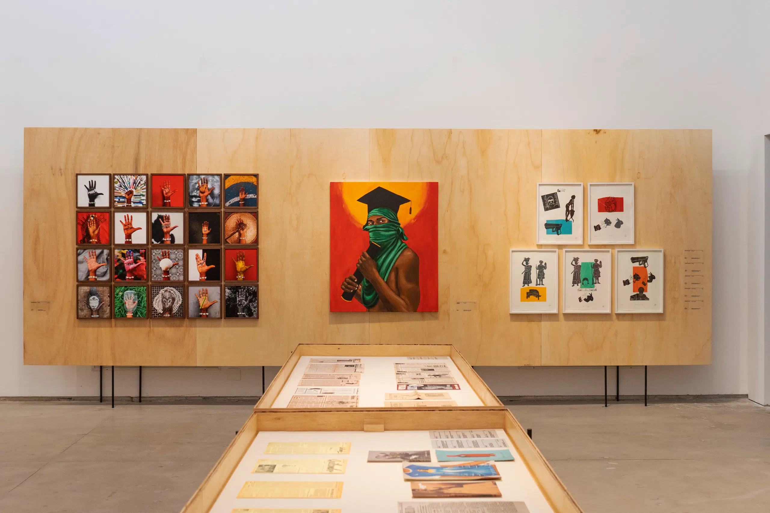 Da esquerda para direita, série Aceita?,de Moises Patricio; pintura Retomada, de Robinho Santana; e, série de monotipias Das Sombras - segundo ato, de Rosana Paulino