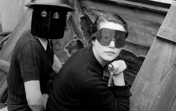 Lee Miller. Fire Masks, Downside Hill, London. 1941. Cortesia do Tate Britain Museum.