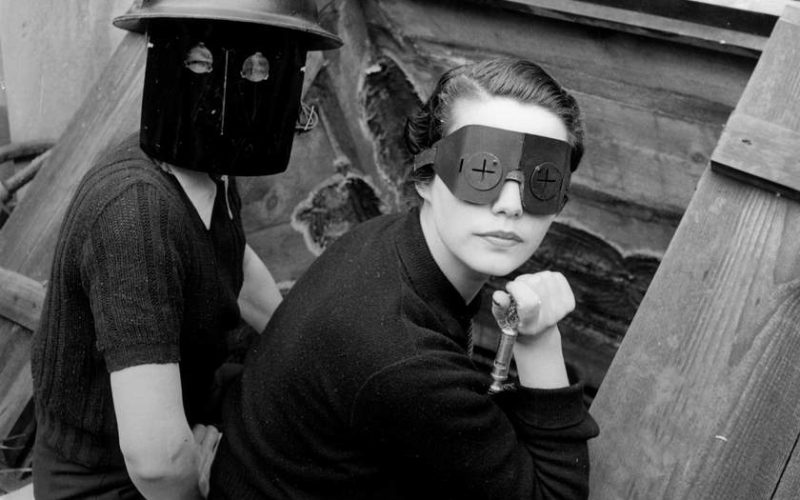 Lee Miller. Fire Masks, Downside Hill, London. 1941. Cortesia do Tate Britain Museum.