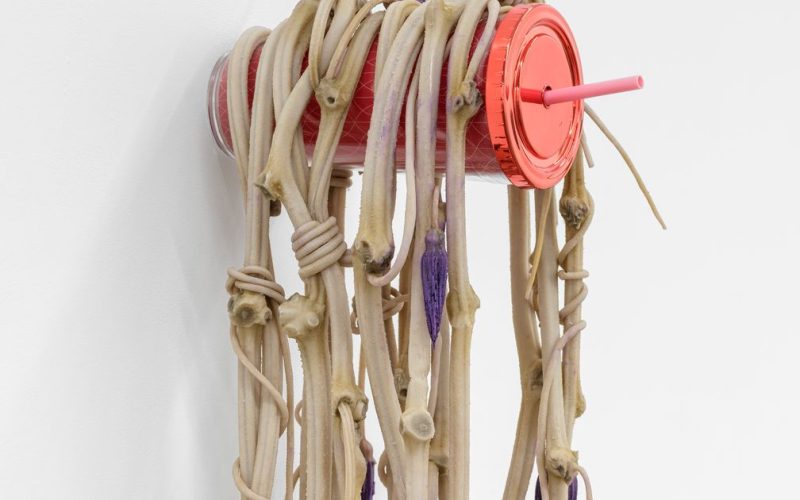 Montagem da exibição "Props", 2025. Gallerie Derouillon.