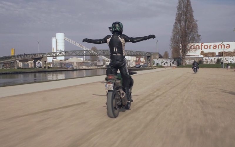 Man-balancing-on-motorcycleLAHORDE